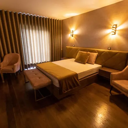 Golden Mirror Bed & Breakfast 4*