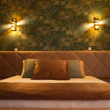 Golden Mirror 4*