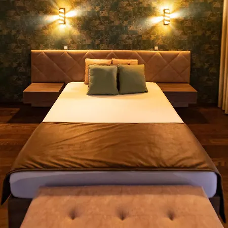 Golden Mirror Bed & Breakfast *