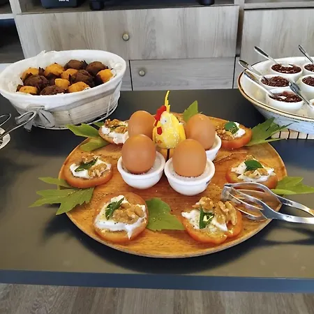 Golden Mirror Bed & Breakfast 4*