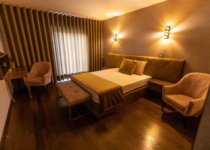 Golden Mirror Couette-café 4*