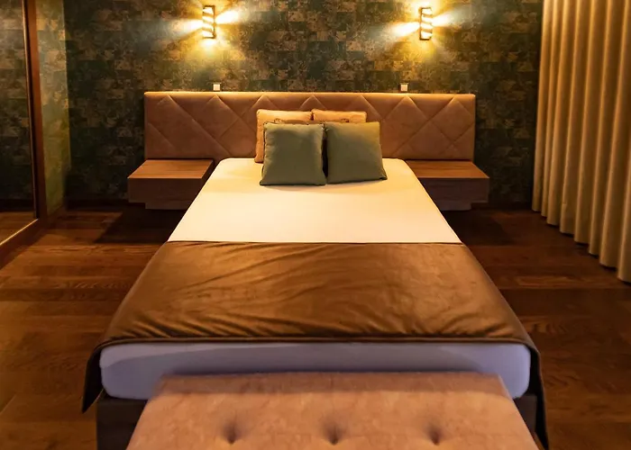 Golden Mirror Bed & Breakfast 4*