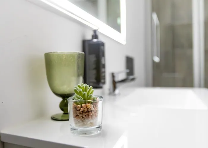 Golden Mirror Bed & Breakfast 4*